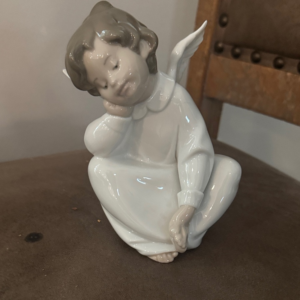 Lladró porcelain figurine “Angel Dreaming”
